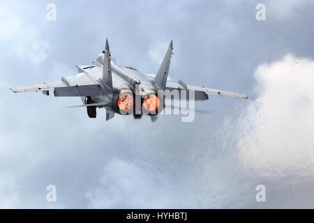 KUBINKA, Moscow Region, Russia - 22 giugno 2015: Mikoyan Gurevich MiG-31BM-92379 RF jet fighter decolla a Kubinka Aria forza Base Foto Stock