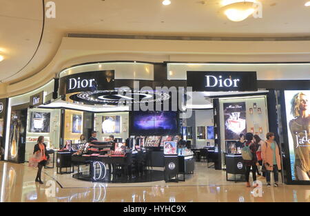 La gente visita Dior store a Taipei 101 centro commerciale per lo shopping in Taipei Taiwan. Foto Stock