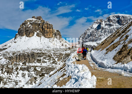 Gli escursionisti sulla coperta di neve sentiero escursionistico delle Tre Cime di Lavaredo circolare a piedi, Dolomiti di Sesto, Alto Adige, Trentino Alto Adige, Italia Foto Stock