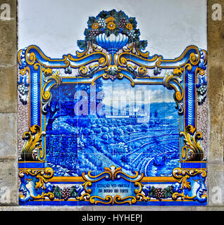 Dipinte a mano e le piastrelle di ceramica, azulejos, raffiguranti scene dall'uva locale la coltivazione della vite nella valle del Douro, Pinhao, Portogallo Foto Stock