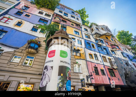 Austria, Vienna Landstraße distretto, vista l'Hundertwasserhaus, un alloggiamento pubblico appartamento edificio con piani ondulati, thas è diventato un ex Foto Stock