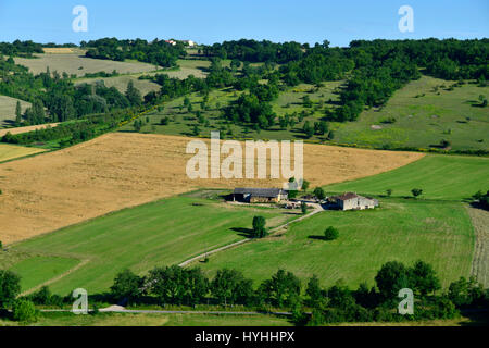 Estate farmscape nella valle Cerou, preso dalla medievale hilltop village di Cordes-sur-Ciel, nell'Occitanie dipartimento della Francia meridionale. Foto Stock