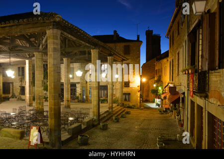 Twilight vista di 'La Halle' nel XIII secolo, collinare, borgo medievale di Cordes-sur-Ciel nella regione del Tarn di Occitanie, Francia. Foto Stock