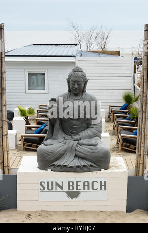 Statua del dio indiano Shiva, Blankenberge promenade al di fuori del beach bar / ristorante della spiaggia di Sun. Fiandra occidentale provincia. La regione fiamminga. Belgio Foto Stock