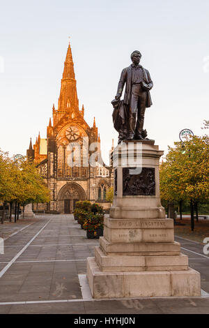 Aria David Livingstone della statua, con la cattedrale di Glasgow in background Foto Stock