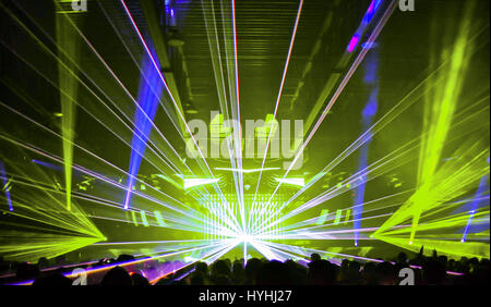 Laser show in una grande discoteca evento musicale Foto stock - Alamy