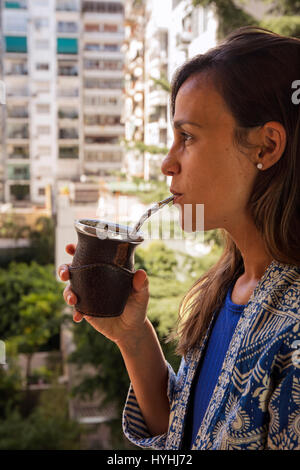 Ragazza bevendo mate. Buenos Aires, Argentina. Foto Stock