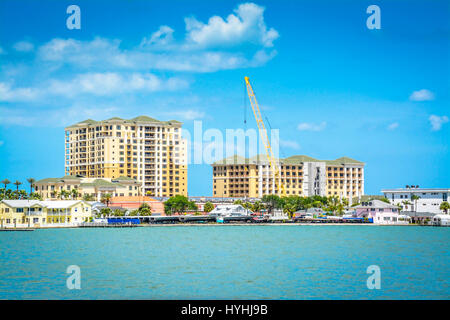 Visualizzazione degli alberghi e delle gru da cantiere attraverso la via navigabile Interacoastal entrando in Clearwater Beach, FL, un isola barriera sulla baia di Tampa a Pinellas contare Foto Stock