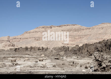 Resti di antichi mattoni di fango pareti che circondato Medinet Habu Tempio di Luxor Foto Stock