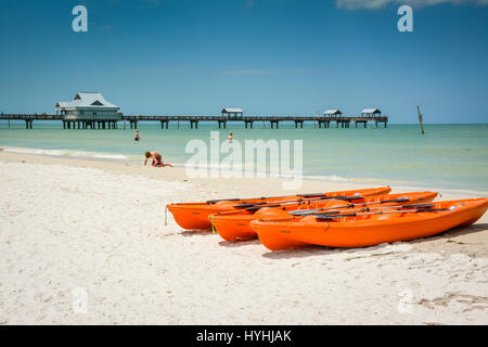 Orange Kayak resto sulle bianche sabbie di Clearwater Beach, FL, con beachgoers vicino al Molo 60 & litorale in questo sud ovest di destinazione di vacanza Foto Stock