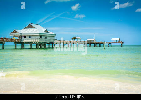 Bella serena acque turchesi vicino al litorale del Golfo del Messico presso Clearwater Beach, FL. Con Pier 60 con la costruzione su palafitte in background Foto Stock