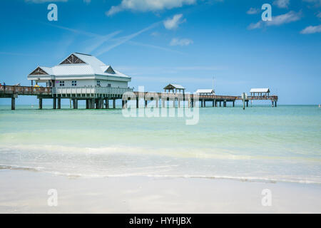 Bella serena acque turchesi vicino al litorale del Golfo del Messico presso Clearwater Beach, FL. Con Pier 60 con la costruzione su palafitte in background Foto Stock