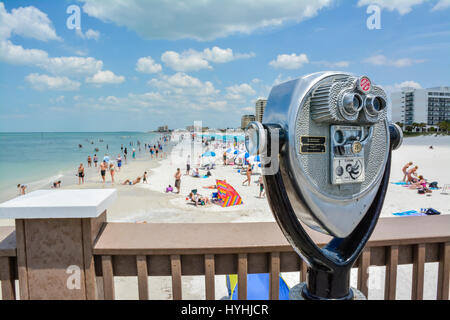 Una torre viewer sul Molo 60 in acqua chiara Beach, FL si affaccia sulla spiaggia di Vvew le persone che si godono le spiagge di sabbia bianca e acque turchesi del mare wit Foto Stock