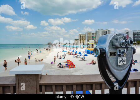 Una torre viewer sul Molo 60 in acqua chiara Beach, FL si affaccia sulla spiaggia di Vvew le persone che si godono le spiagge di sabbia bianca e acque turchesi del mare wit Foto Stock