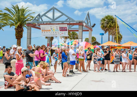 La folla si radunano intorno all'entrata al Molo 60 in Clearwater Beach, FL per intrattenimento e attività per celebrare feste e scivoli e gonfiabili Foto Stock