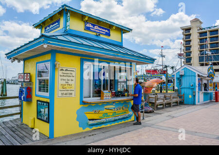 Un cliente in corrispondenza della finestra di Sea Screamer biglietteria sul Clearwater Beach Marina, FL vende Dolphin tours in mondi più grande motoscafo Foto Stock