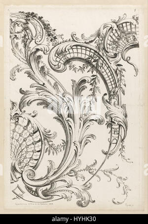 Il «Shell Cartouches and Acanthus Leaf Motif» di Alexis Peyrotte è un design decorativo che incorpora elementi di stile barocco e rococò. I motivi intricati rappresentano l'eleganza e la natura ornamentale dell'arte decorativa francese del XVIII secolo. Foto Stock