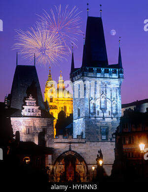 Fuochi d'artificio su Ponte Carlo, Praga, Repubblica Ceca Foto Stock