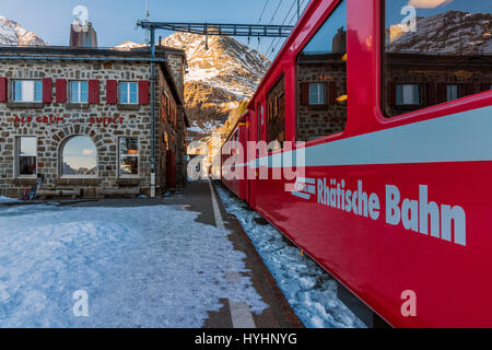 Il Bernina Express il trenino rosso a Alp Grum stazione, Grigioni, Svizzera Foto Stock