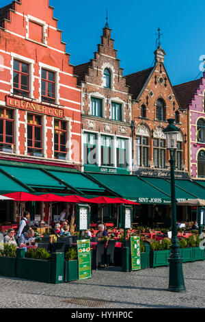 Outdoor cafe in Markt o sulla piazza del mercato di Bruges, Fiandre Occidentali, Belgio Foto Stock