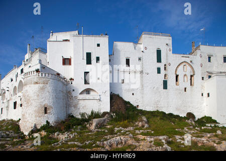 White le mura della città e la città vecchia, Ostuni, Puglia, Italia, Europa Foto Stock