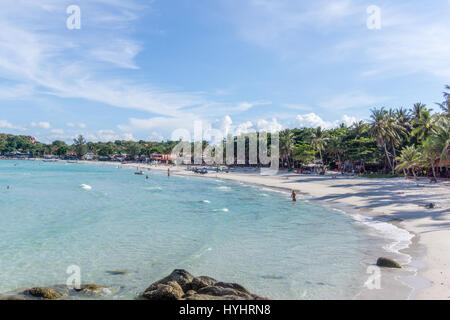 Full Moon Party spiaggia con acqua cristallina, Haad Rin, Koh Phangan, Tailandia - 5 Maggio 2016 Foto Stock
