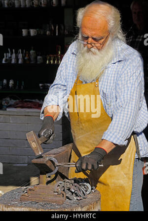 Fabbro rendendo Ferri da cavallo a Cetinje, Montenegro. Foto Stock