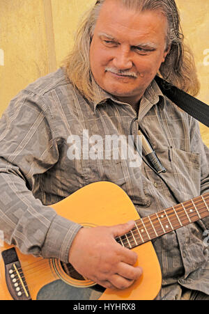 Chitarra musicista di strada a Tallinn in Estonia. Foto Stock