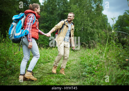 Camminare sull'erba Foto Stock