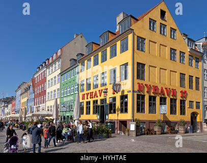 Il waterfront ristoranti a Nyhavn, Copenaghen, Danimarca, attraggono molti Copenhageners e i turisti in una soleggiata giornata di primavera ai primi di aprile Foto Stock