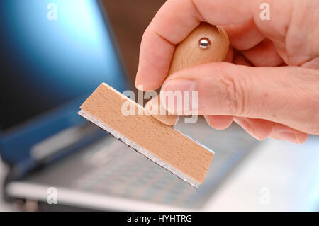 Vuoto il timbro di gomma in mano pronti per il testo Foto Stock