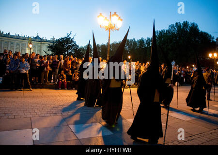 Nazarenos durante una settimana Santa processione, Plaza de Oriente. Madrid, Spagna. Foto Stock