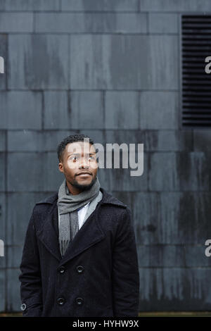 Bello l'uomo africano all'aperto Foto Stock