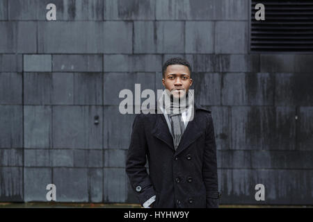 Elegante uomo africana in strada Foto Stock