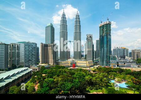 Petronas Twin Towers e centrale di Kuala Lumpur Skyline attraverso KLCC Park, Malaysia Foto Stock
