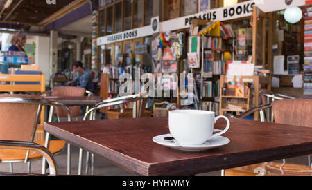 Wellington, Nuova Zelanda - 10 Febbraio 2017: una tazza di caffè al di fuori al Pegasus Bookstore. Foto Stock