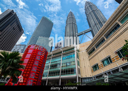 Petronas Twin Towers e Suria KLCC Shopping Mall, Kuala Lumpur, Malesia Foto Stock
