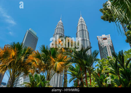 Petronas Twin Towers e lo skyline di Kuala Lumpur City Centre Park, Malaysia Foto Stock