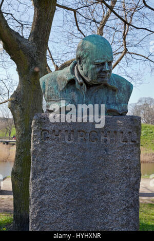 Il busto di Churchill in Churchillparken, The Churchill Park, a Copenhagen, in Danimarca. Foto Stock