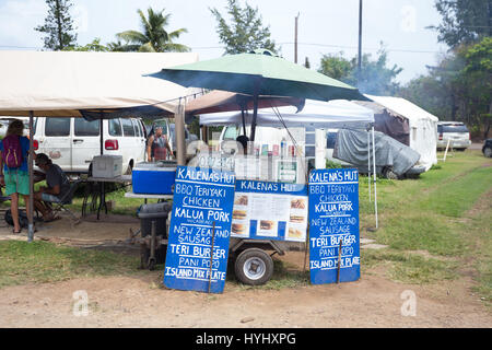 KAHUKU, Oahu, HAWAII - Febbraio 27, 2017: Kalena's BBQ Hut food cart all'foodtruck proprietà vicino la shrimp farm e il paese di Kahuku sulla Foto Stock