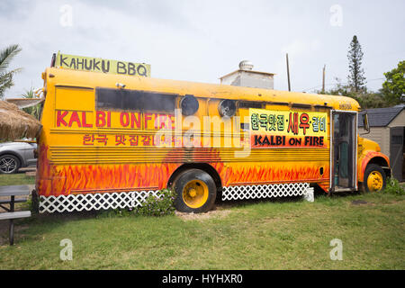 KAHUKU, Oahu, HAWAII - Febbraio 27, 2017: Kalbi sul fuoco BBQ carrello alimentari situato in un vecchio autobus all'foodtruck proprietà vicino alle aziende agricole di gamberetti e contare Foto Stock