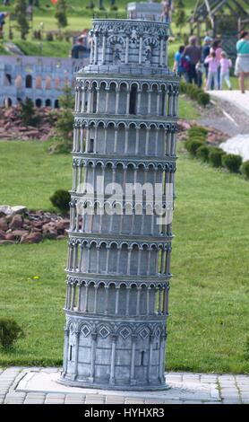 Miniatura della torre pendente di Pisa nel parco dei divertimenti con la miniatura Avenue in Krajno, Polonia Foto Stock