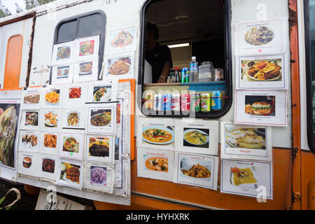 KAHUKU, Oahu, HAWAII - Febbraio 27, 2017: cucina fusion asiatica da un camion di cibo al foodtruck proprietà vicino la shrimp farm e il paese di K Foto Stock