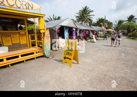 KAHUKU, Oahu, HAWAII - Febbraio 27, 2017: stand di mais che serve fressh mais BBQ presso la proprietà foodtruck vicino la shrimp farm e il paese di Kahuk Foto Stock