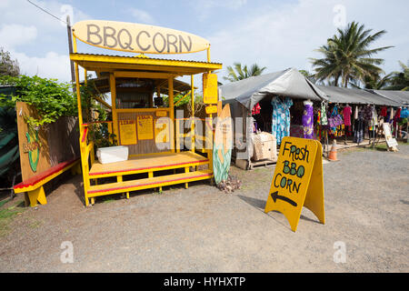 KAHUKU, Oahu, HAWAII - Febbraio 27, 2017: stand di mais che serve fressh mais BBQ presso la proprietà foodtruck vicino la shrimp farm e il paese di Kahuk Foto Stock