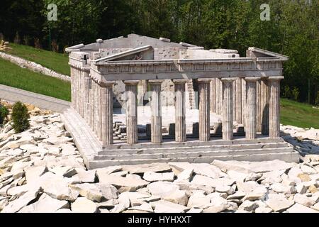 Miniatura dell'Acropoli dalla Grecia nel parco dei divertimenti con la miniatura Avenue in Krajno, Polonia Foto Stock