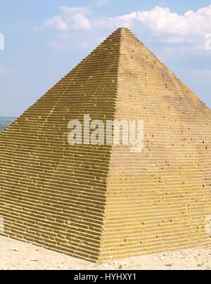 Miniatura della piramide nel parco di divertimento con la miniatura Avenue in Krajno, Polonia Foto Stock