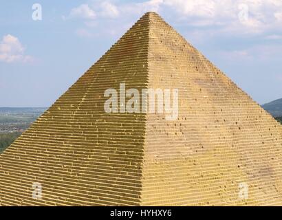 Miniatura della piramide nel parco di divertimento con la miniatura Avenue in Krajno, Polonia Foto Stock