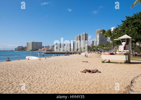 HONOLULU OAHU, HAWAII - Febbraio 22, 2017: Salvataggio tavola da surf sulla spiaggia di Waikiki con la città di Honolulu Hawaii in background. Foto Stock