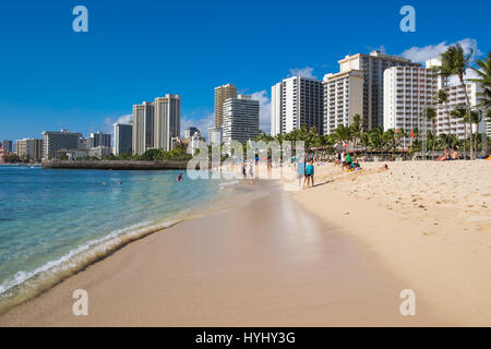 HONOLULU OAHU, HAWAII - Febbraio 22, 2017: la spiaggia di Waikiki e la città di Honolulu su Oahu Hawaii con i turisti e i locali sulla spiaggia e in wat Foto Stock